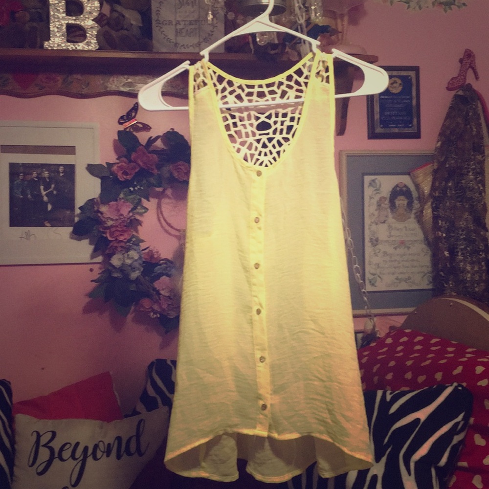 Sleeveless yellow lace blouse